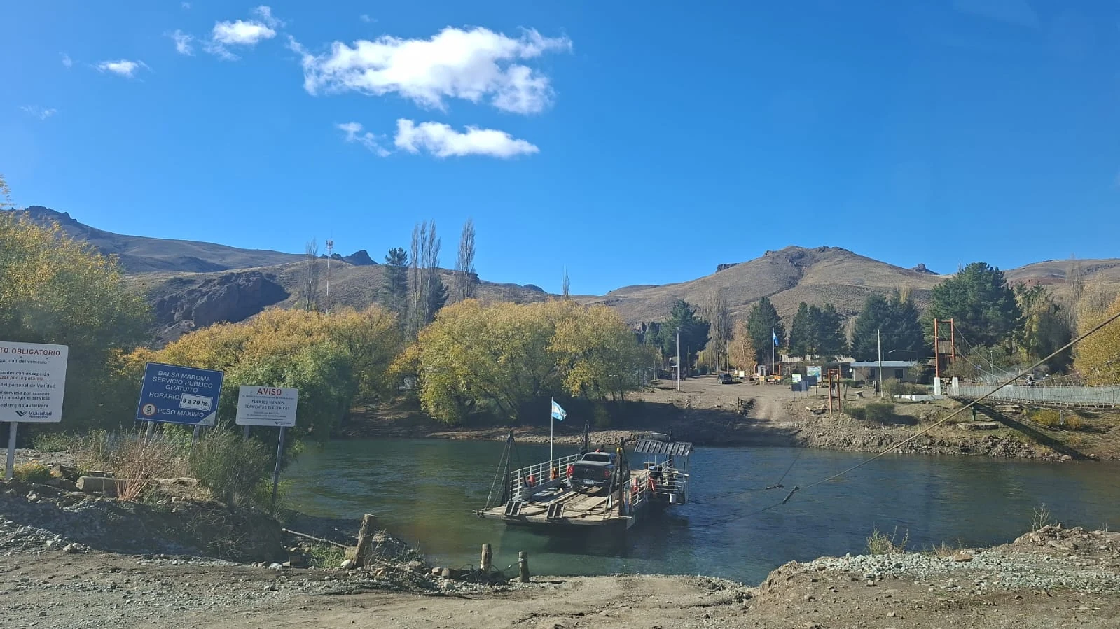 Embarcadero y paisaje del cruce sobre el Limay