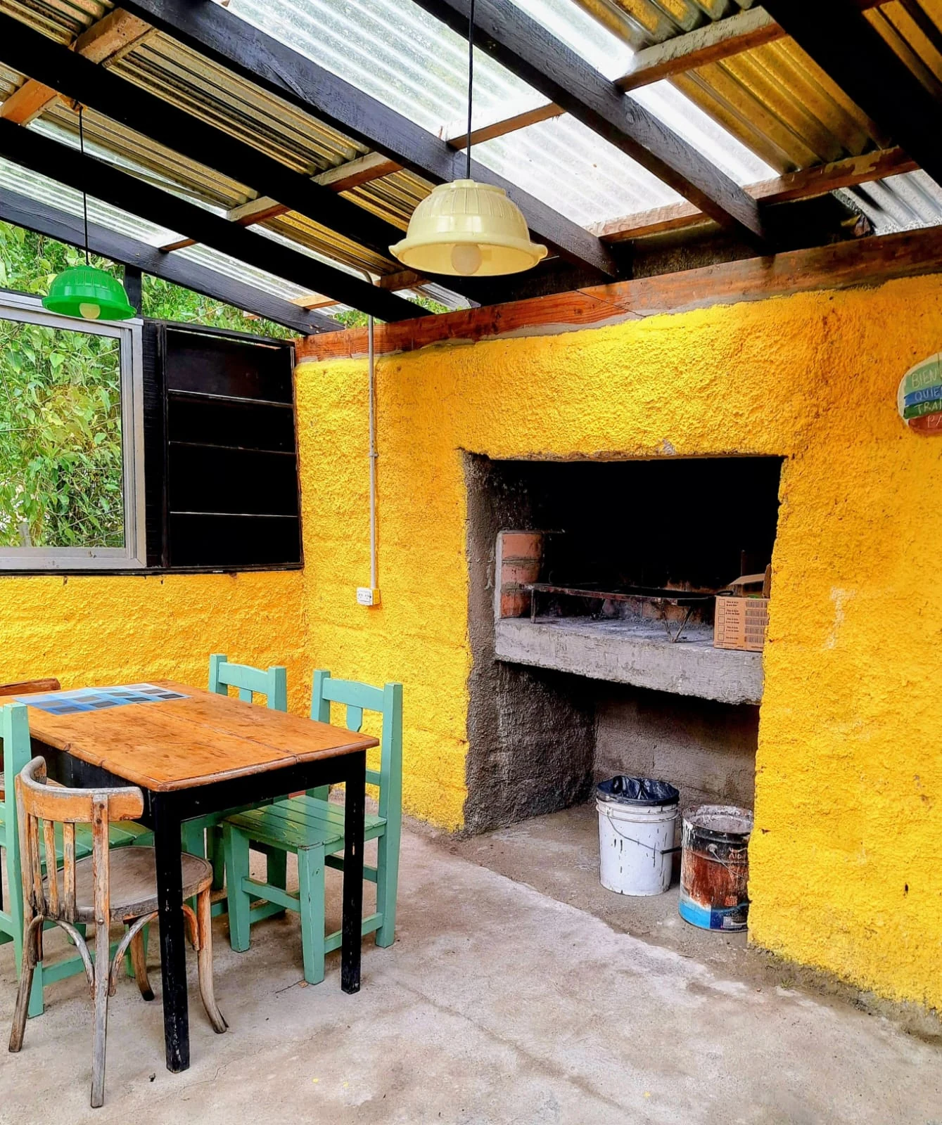 Sector de parrilla y mesa del quincho