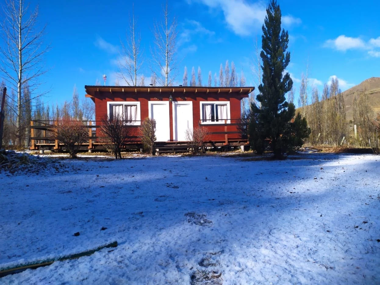 Construcción junto al jardín nevado
